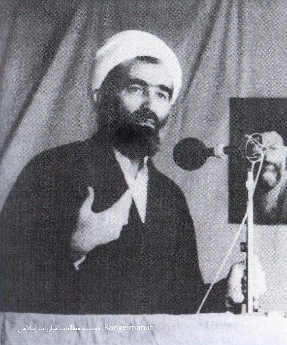 ایت الله ربانی املشی در حال اقامه خطبه های نماز جمعه تهران