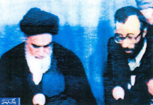 شهید کریمی در کنار امام خمینی - او از مسائل استان به امام گزارش میدهد