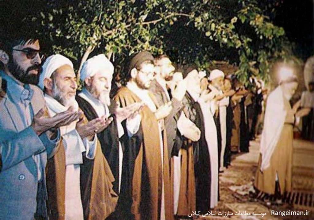 نماز امام خمینی- از چپ نفر سوم آیت الله محمدی گیلانی- سایت آینده