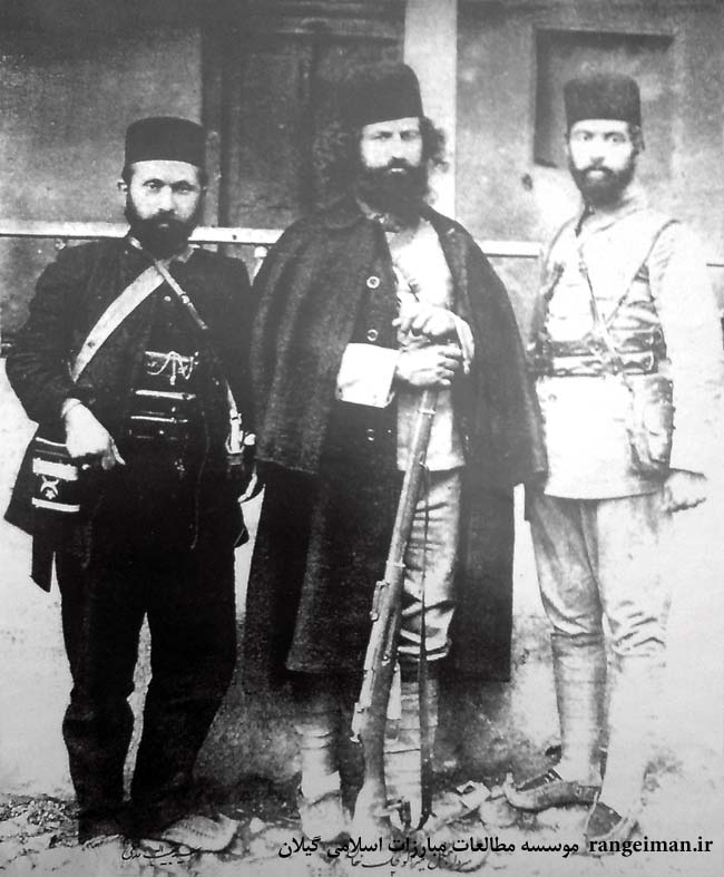 معروف ترین تصویر میرزاکوچک- از راست اسماعیل جنگلی، میرزاکوچک و سیدحبیب الله مدنی- از کتاب سردار جنگل ص125