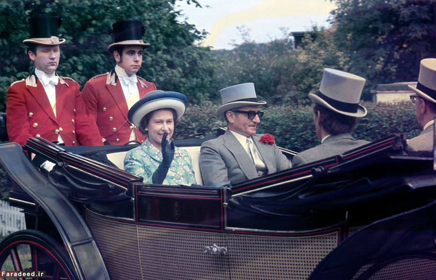 سفر محمدرضا شاه پهلوی به انگلستان و دیدار با ملکه انگلیس- با کلاه انگلیسی کالسکه ملکه الیزابت- ۲۱ ژوئن ۱۹۷۲