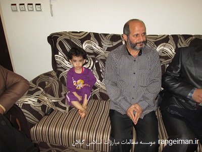 دختر شهید طاهرنیا در کنار پدربزرگش