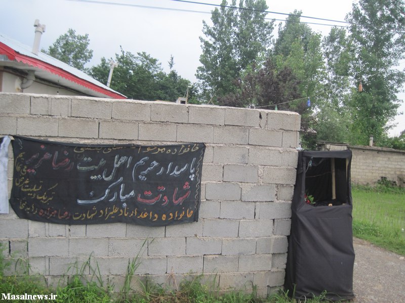 پرچم سیاه در منزل پدری همسر شهید در روستای میله سرا
