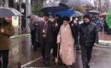 تصویری از حضرت آیت الله رودباری در راهپیمایی ۲۲ بهمن در زیر بارش باران